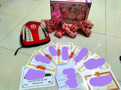 'Mùa' bội thu khoe giấy khen