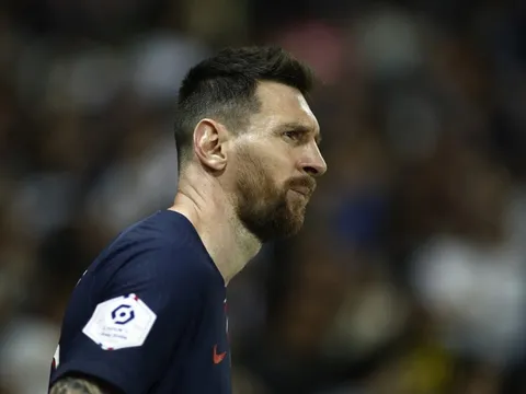 Messi bị la ó, PSG thua đội vô danh