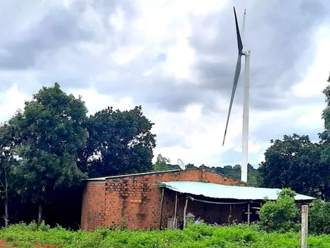 Huyện yêu cầu dừng, doanh nghiệp vẫn chạy thử nghiệm 14 trụ điện gió