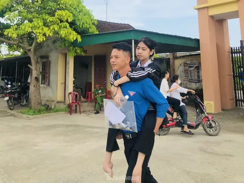 Nữ sinh khuyết tật được thanh niên tình nguyện cõng vào phòng thi