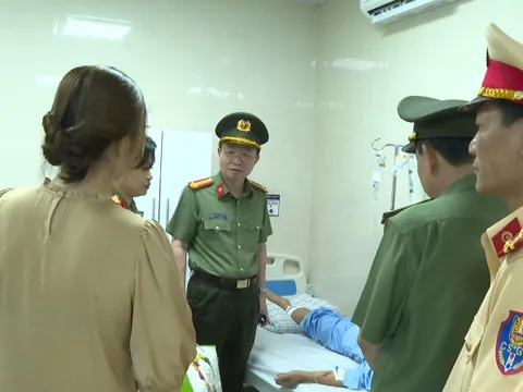 Một cảnh sát bị 'quái xế' tông bị thương