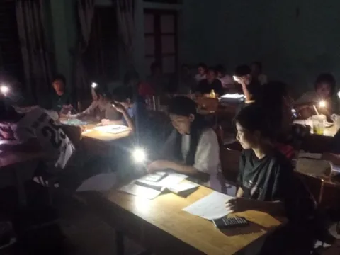 Mất điện, học trò xứ Nghệ ôn thi tốt nghiệp dưới ánh đèn pin, điện thoại