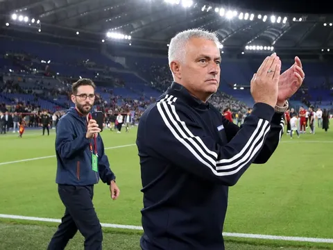 Mourinho đưa ra thông điệp thể hiện lòng trung thành với Roma