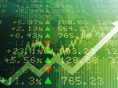 Cổ phiếu ngân hàng tăng mạnh, VN-Index vượt mốc 1.100 điểm