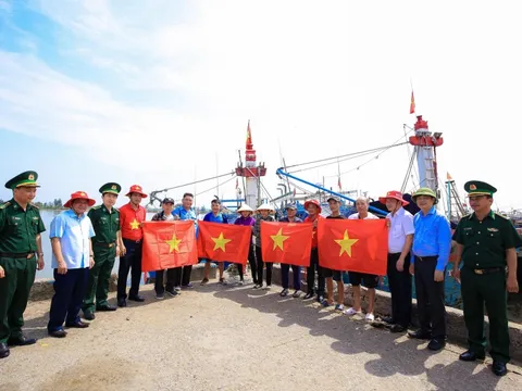 Trao 20.000 lá cờ Tổ quốc và 100 triệu hỗ trợ học tập cho tỉnh Thanh Hoá