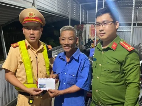 Cảnh sát giúp người đàn ông bị xe khách bỏ rơi giữa đường