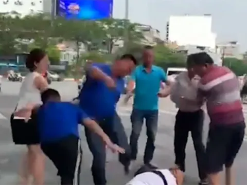 Bàn giao hai đối tượng hành hung phóng viên khi tác nghiệp