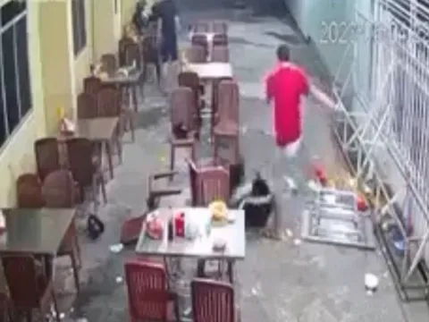 Công an truy tìm kẻ đánh dã man một phụ nữ ở quán ăn