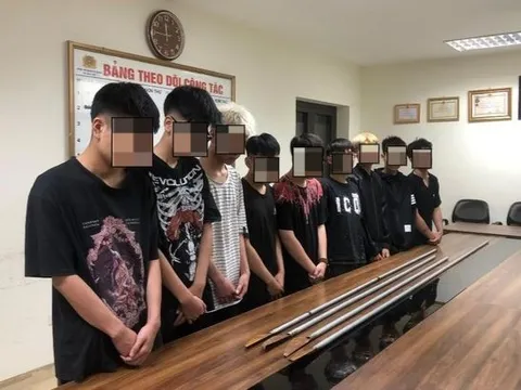 Nhóm học sinh kéo lê ‘phóng lợn’ trên đường để thị uy