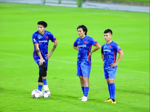 Văn Toàn, Công Phượng hội quân muộn, Quang Hải gây chú ý