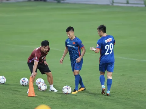 Quang Hải tập buổi đầu cùng đội tuyển Việt Nam, Giám đốc Takeshi theo dõi ông Troussier rèn quân