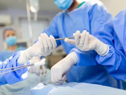 Đang vận hành máy cắt sắt, nam công nhân đổ gục ra sàn rồi ho ra máu ồ ạt