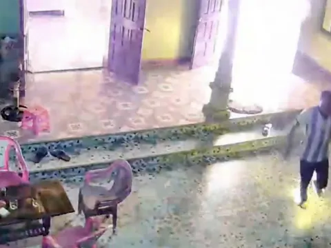 Video người đàn ông phóng hỏa đốt nhà hàng xóm rồi lao xuống sông