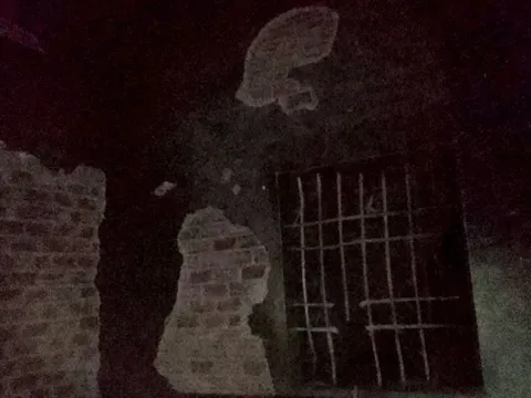 Tạt xăng đốt phòng, cầm dao đuổi chém bạn đồng giới