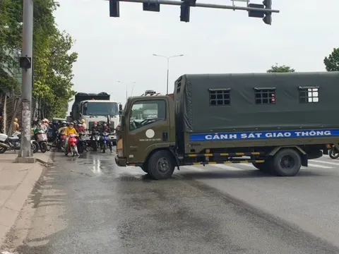 Xe đặc chủng chặn bắt đoàn mô tô phân khối lớn 'xé gió' xa lộ