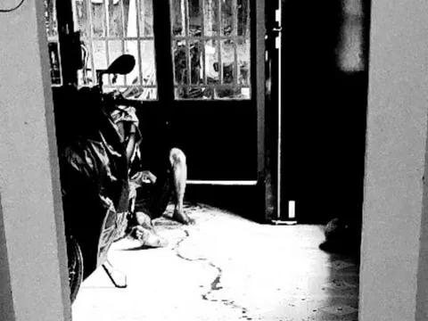 Phát hiện vợ cũ ngủ với trai lạ, người đàn ông đột nhập gây án lúc nửa đêm rồi tự tử