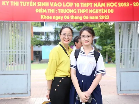 Nỗ lực đậu chuyên Văn, nữ sinh TPHCM làm một mạch 16 trang giấy