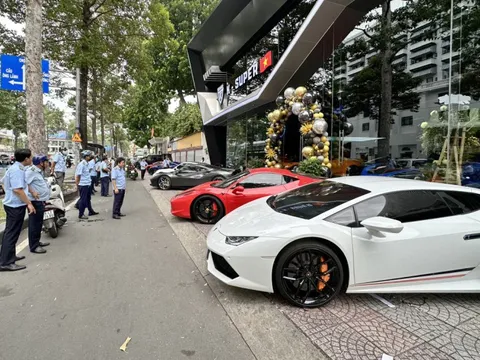 Đỗ 6 siêu xe trên vỉa hè, cửa hàng K-SUPER bị xử phạt