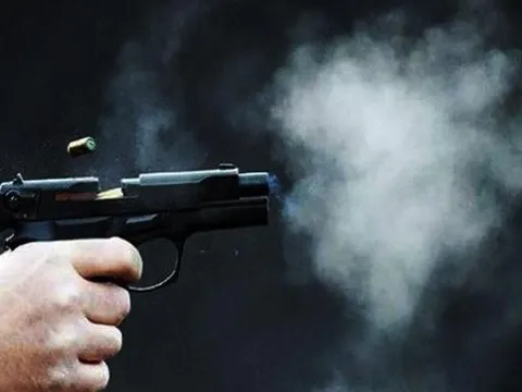 Mang súng tự chế bắn vào quán karaoke để 'dằn mặt' chủ quán