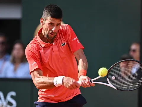 Djokovic dễ dàng vào chung kết Roland Garros sau khi Alcaraz chấn thương