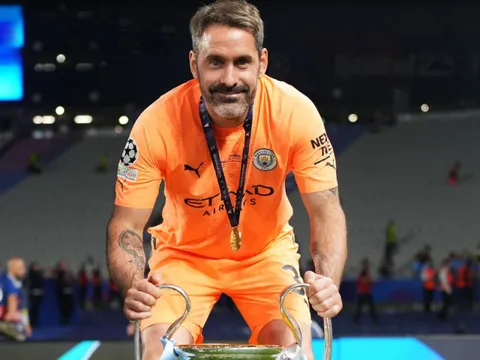 Thủ thành dự bị làm được điều kỳ thú nhờ chức vô địch cùng Man City