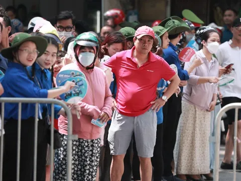 Phụ huynh 'đội nắng' kiên nhẫn đợi con thi vào lớp 10