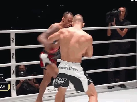 ‘Kẻ bất tử’ tung cú đấm cực hiểm hạ gục đối thủ, bảo vệ thành công ‘ngai vàng’ muay Thái