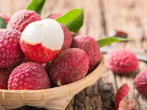 Vải vào mùa ngon ngọt khó cưỡng, nhưng một số người cần lưu ý khi ăn kẻo nóng trong, ngộ độc