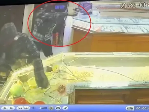 Khởi tố hai kẻ nổ súng bắn người, cướp tiệm vàng ở Hải Dương