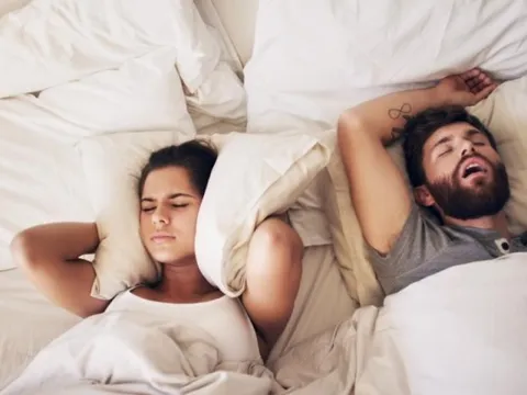 Ngủ sớm hơn bạn đời 90 phút để cứu vãn hôn nhân