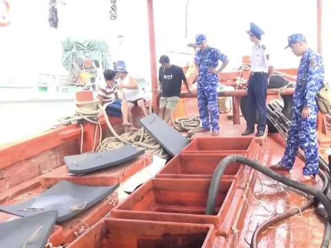 Cảnh sát biển bắt giữ tàu vận chuyển 45.000 lít dầu D.O trái phép