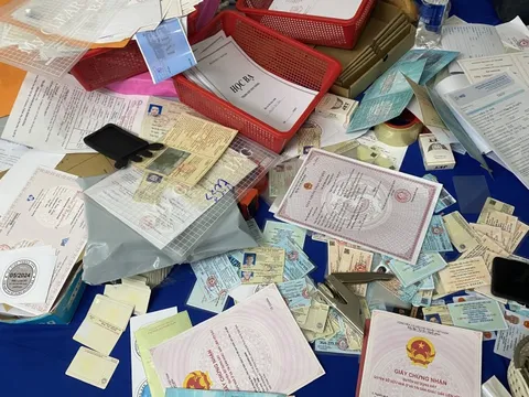 Vụ làm giấy tờ giả quy mô lớn ở TPHCM: Em trai ông trùm chi 1 tỷ đồng 'lo' tại ngoại