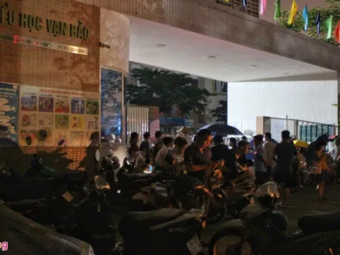 Chen chân, xếp hàng qua đêm để mua đơn dự tuyển lớp 1 trường công