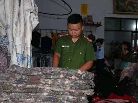 Phát hiện hàng nghìn bộ quần áo rằn ri nhập lậu ở Đắk Lắk, Kon Tum