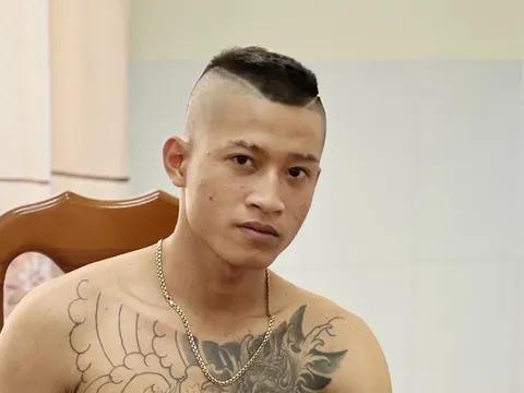 Cướp giật dây chuyền, cởi bỏ quần áo để lẩn trốn vẫn không thoát