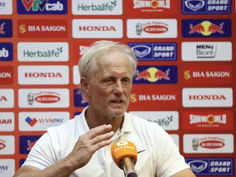 HLV của Hồng Kông (Trung Quốc) tức giận với quả phạt đền, nói trọng tài định đoạt trận đấu