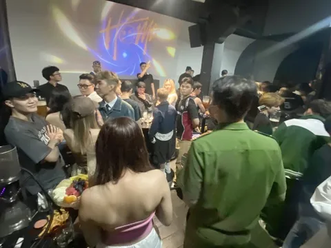 Công an kiểm tra loạt quán bar ở TPHCM