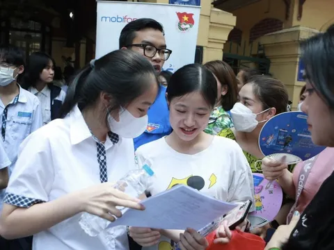 Điểm chuẩn trường THPT chuyên Ngoại ngữ cao nhất lớp tiếng Anh 25,42