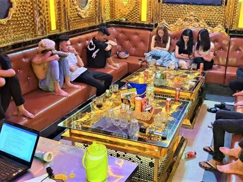Bắt quả tang 17 dân chơi ‘bay lắc’ trong quán karaoke