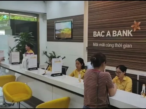 Khách run rẩy khi rút gần 1 tỷ, nhân viên ngân hàng báo án ngăn chặn vụ lừa đảo