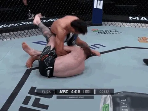 Võ sĩ Brazil tung ‘cơn mưa’ đòn chỏ hạ gục đối thủ