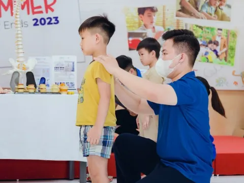 Chuỗi hoạt động tầm soát bàn chân bẹt và vẹo cột sống của phòng khám ACC và Tổ chức giáo dục ILA