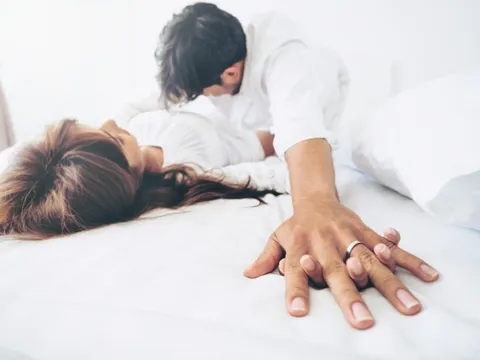 Chàng cũng 'đóng kịch' cực khoái