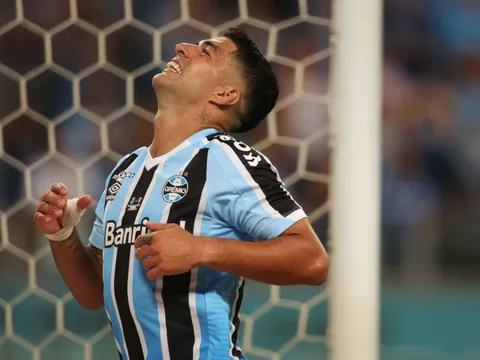 Luis Suarez đối diện nguy cơ phải thay khớp gối