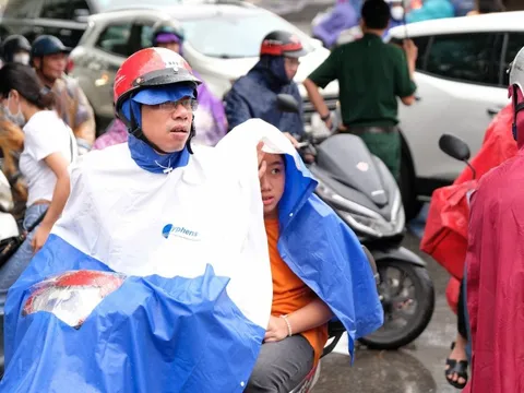 Hàng nghìn thí sinh 'đội mưa' dự thi tuyển lớp 6 Trường THPT Chuyên Hà Nội Amsterdam