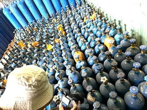 Kiểm tra kho hàng, bất ngờ phát hiện hàng nghìn bình khí cười