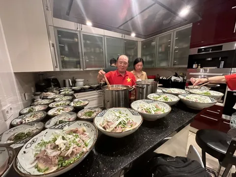 Đội tuyển nữ Việt Nam thưởng thức phở Việt cực ngon ở Frankfurt