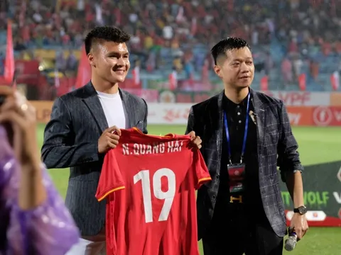 Dưới cơn mưa tầm tã, Quang Hải ra mắt người hâm mộ, tiết lộ mục tiêu với CAHN