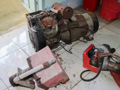 Đang tại ngoại hầu tra về tội trộm cắp, lại tiếp tục trộm máy phát điện