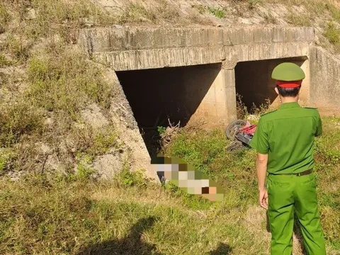 Tá hỏa phát hiện người đàn ông tử vong dưới cống